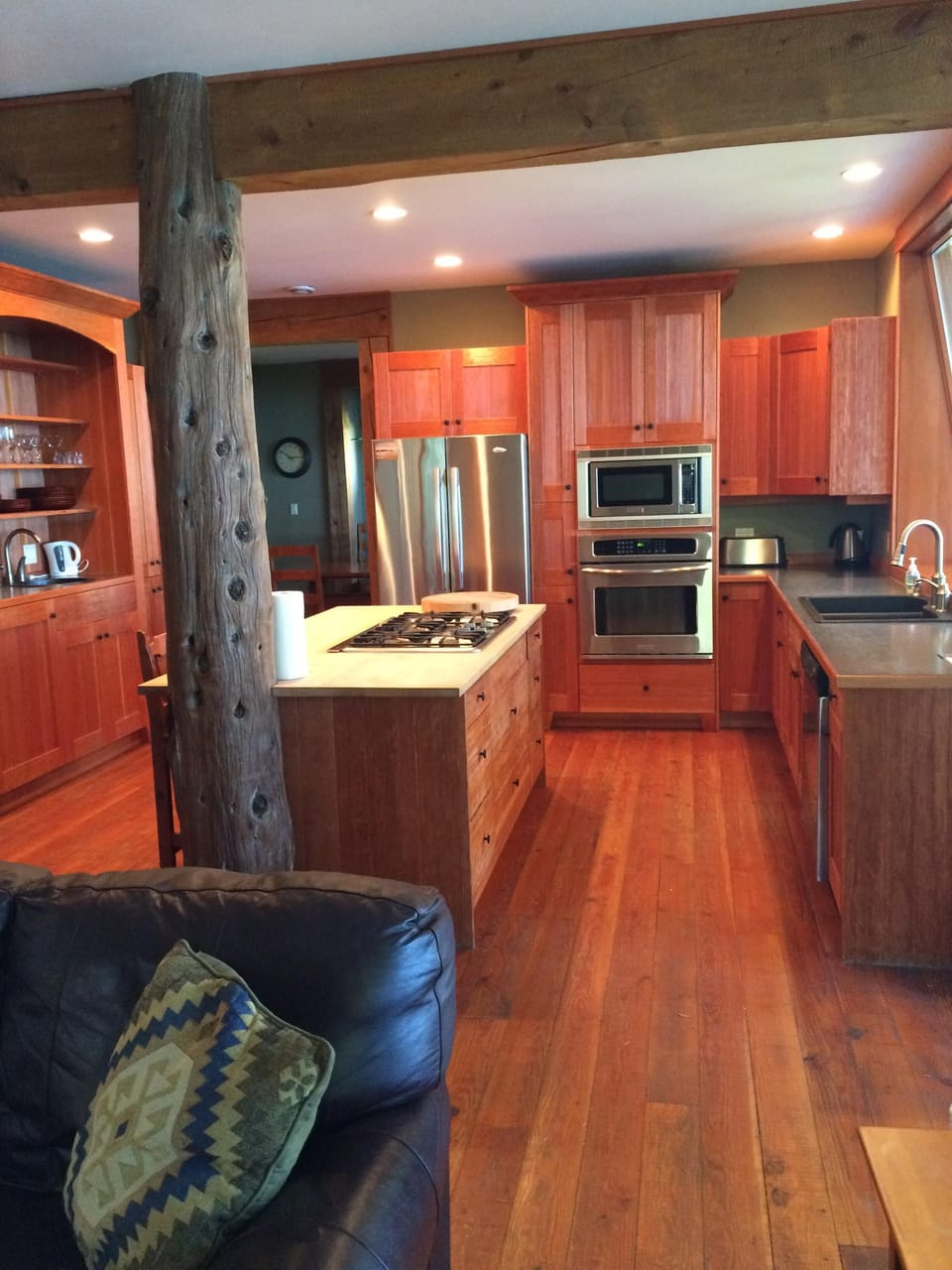 Gourmet kitchen and bar