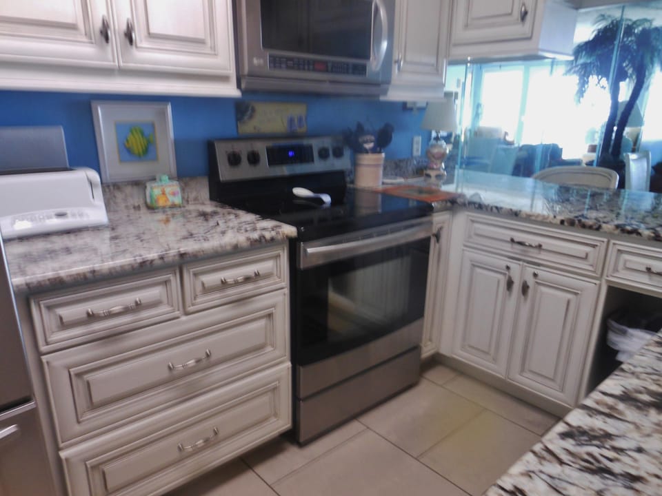 Well equipped kitchen,  Granite counters, stainless appliances & very CLEAN!