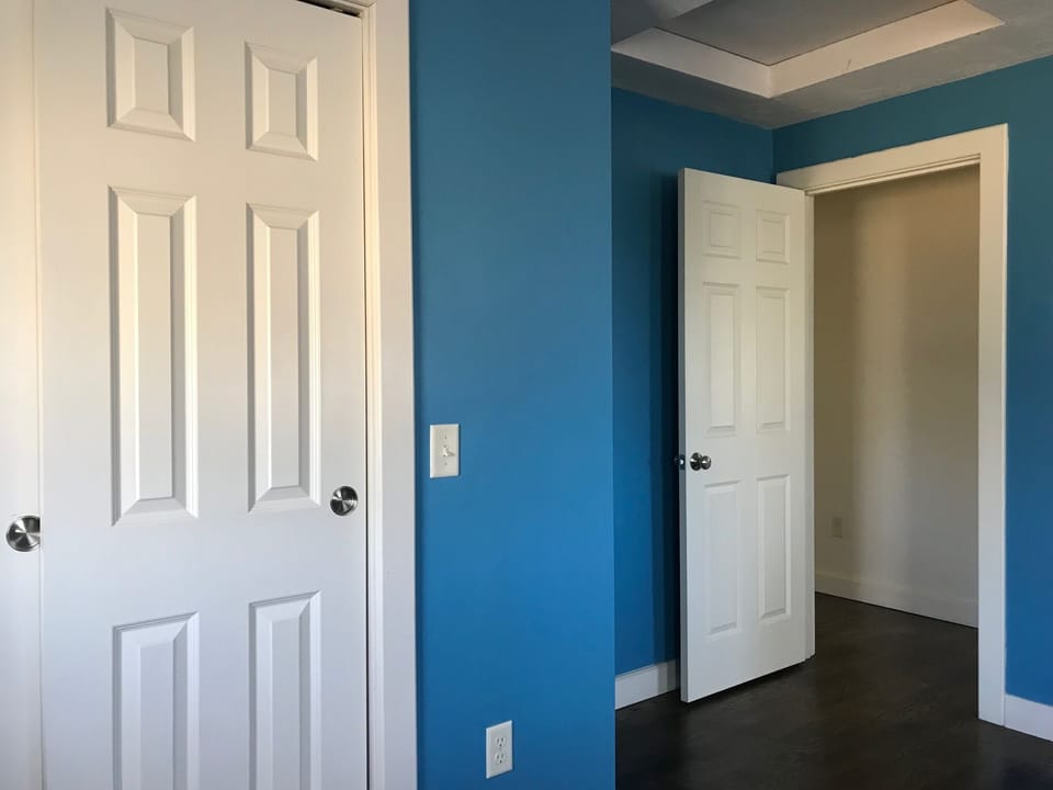 Entrance to queensize bedroom with walk in closet