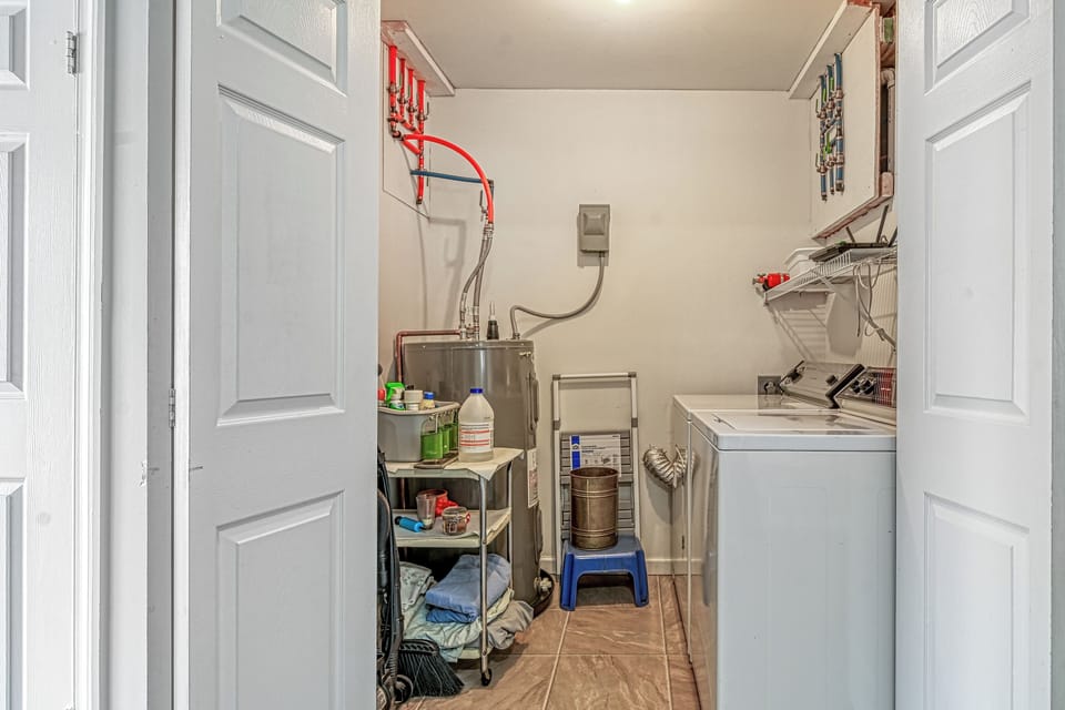 Washer/dryer. Towels and sheets for pets.
