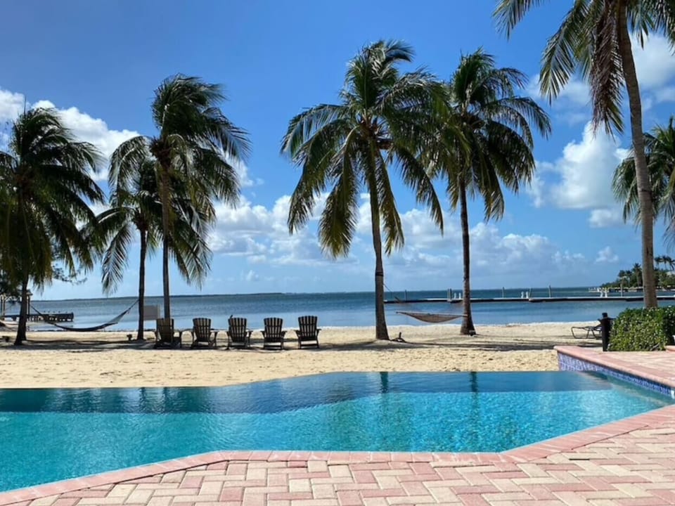 WELCOME TO PARADISE!
