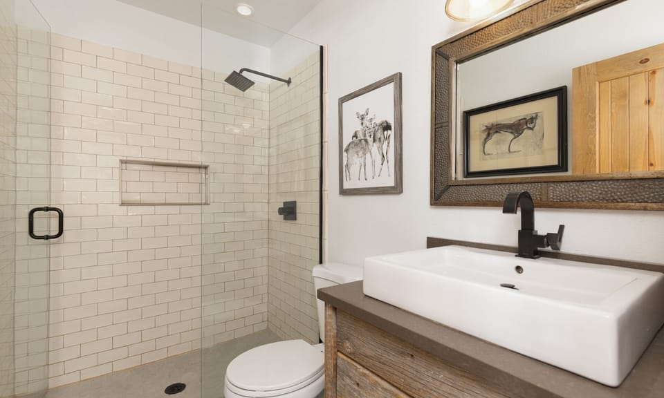 CH 11 Derringer bathroom2