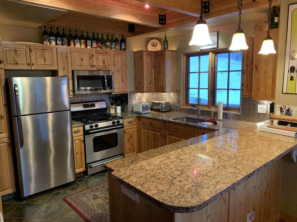 Beautiful Kitchen with granite and new appliances. Keurig & drip coffee maker.