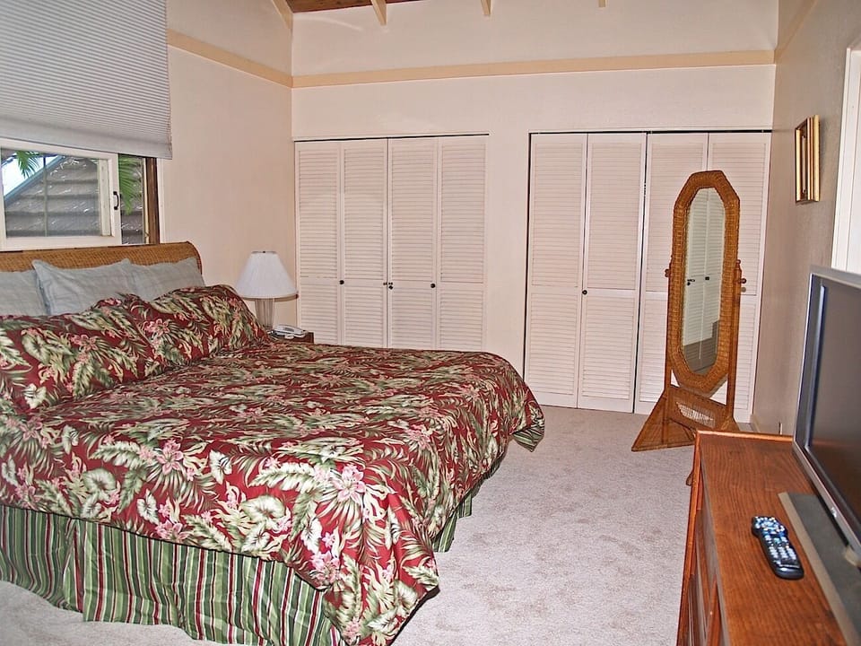 Spacious with high ceilings, new carpeting, and ceiling fan