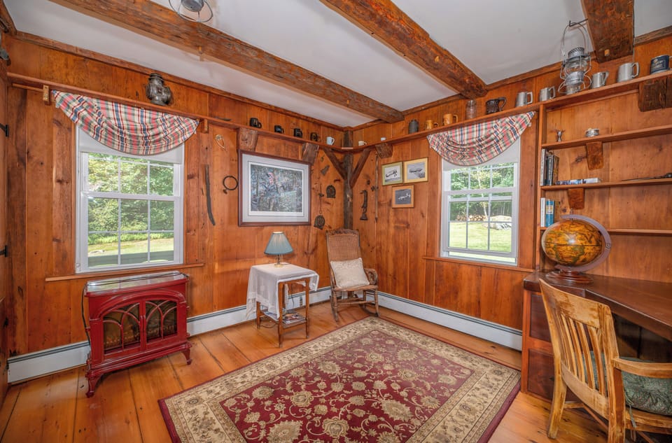 Den / Study connects to master king