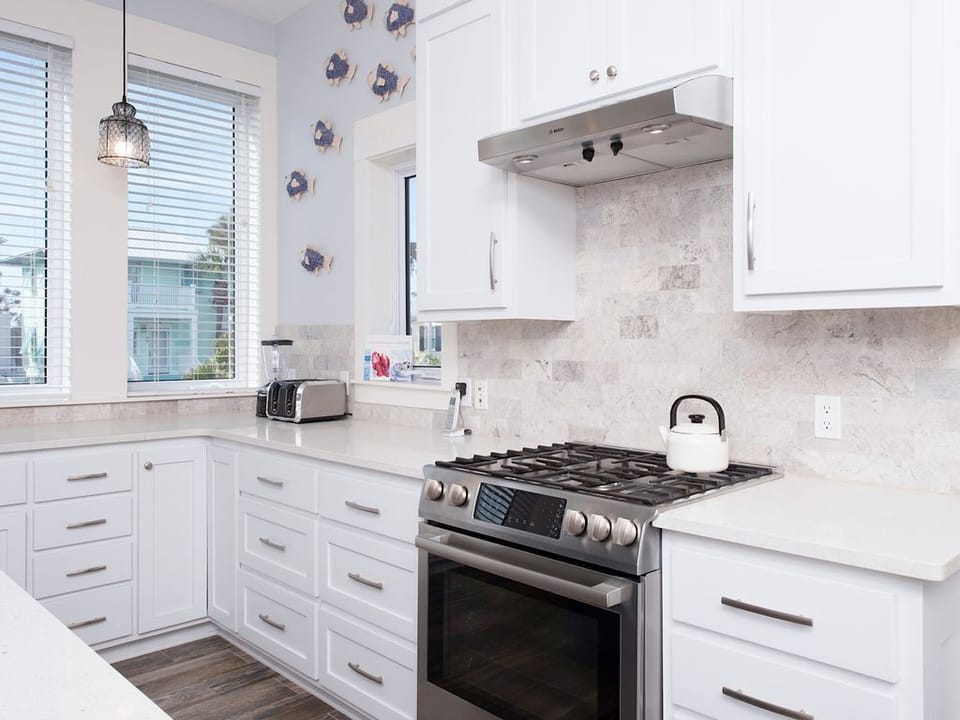 Fully equipped kitchen with Bosch gas range