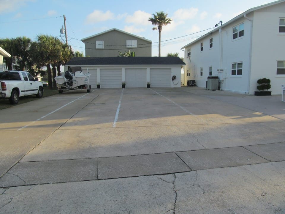 Spacious driveway 
