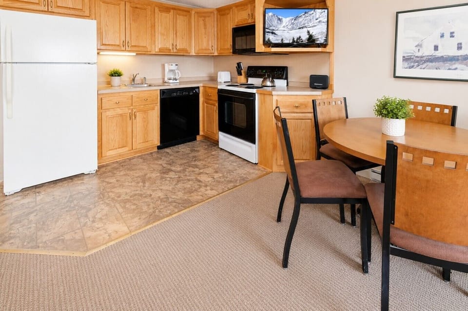 Fully equipped kitchen and dining area
