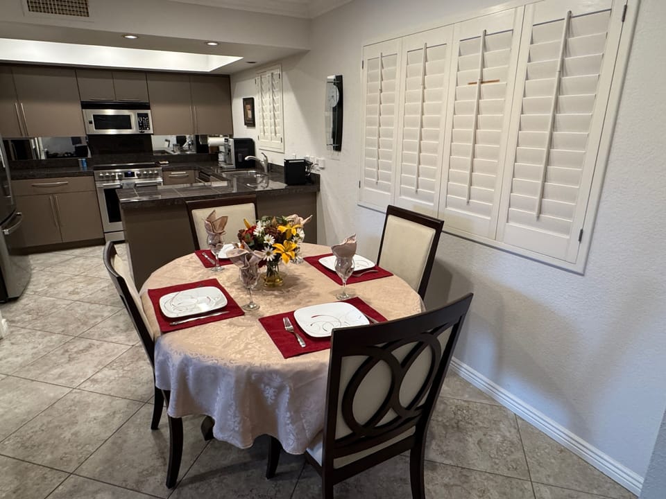  dining room, looking into kitchen