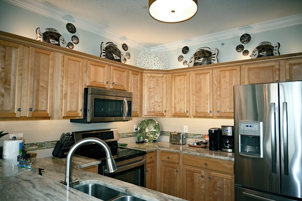 Fully equipped kitchen with upgraded granite counter tops and appliances