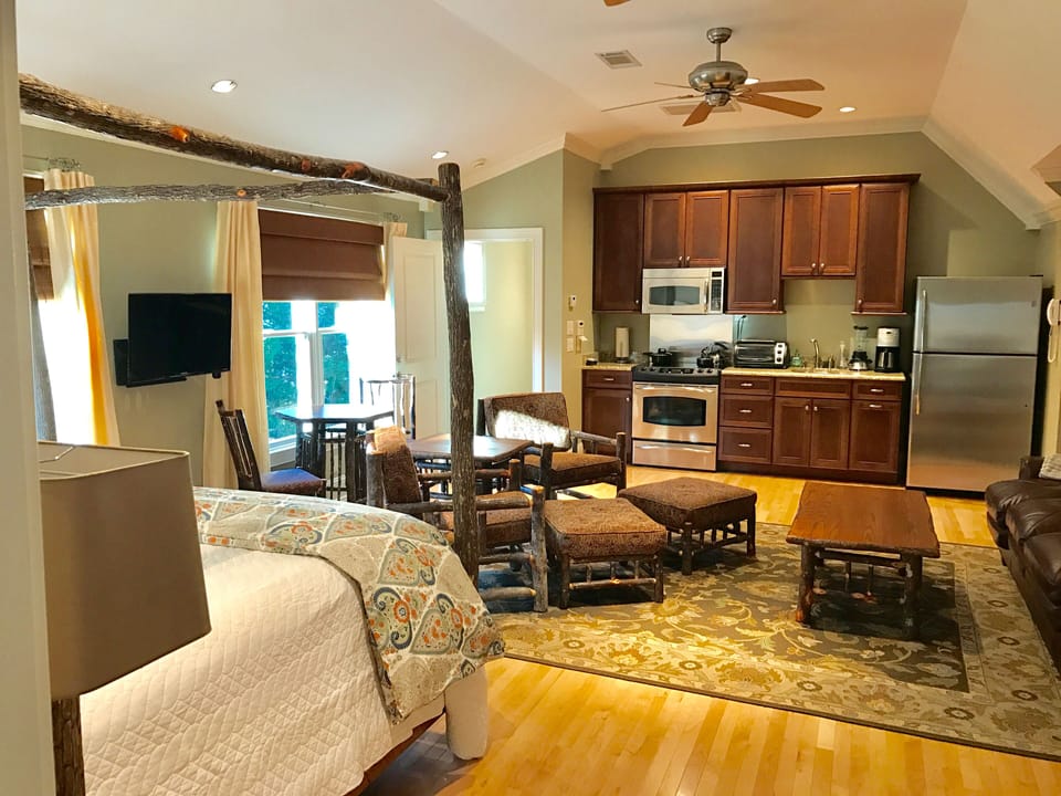 In-law suite- full kitchen & pull out queen sofa bed