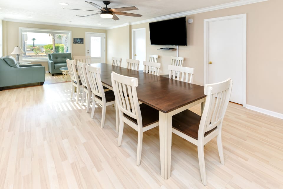 Large dining for 12 people, with ocean view!