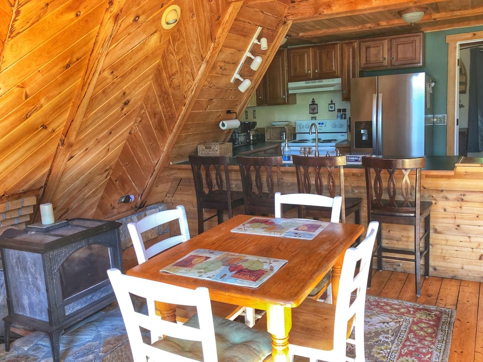 Seating for 8 at the table and kitchen counter