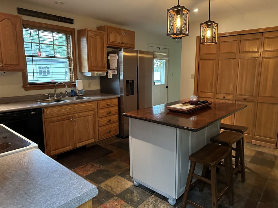 Kitchen island sits 4