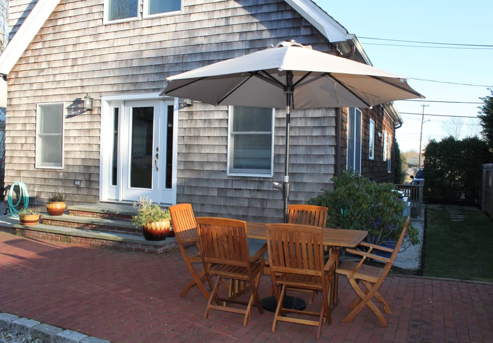 Patio - furniture has been updated, metal table & 6 chairs w/ plush cushions