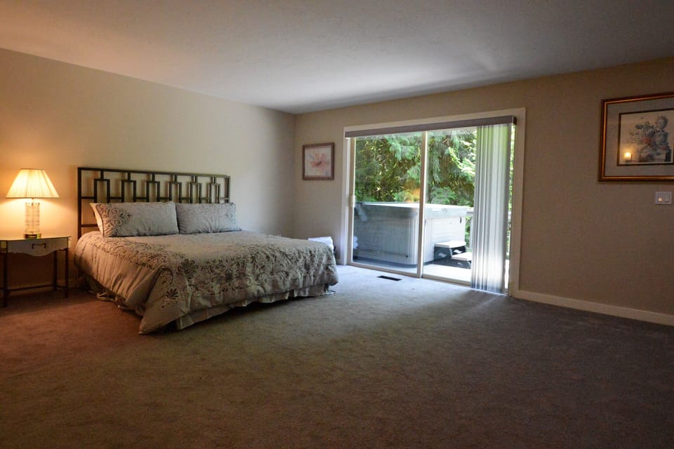 Master bedroom, king bead, mainfloor