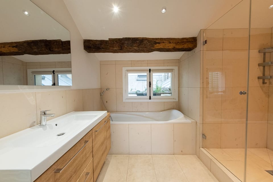 COSY 5 - Bathroom offers a large bath plus window