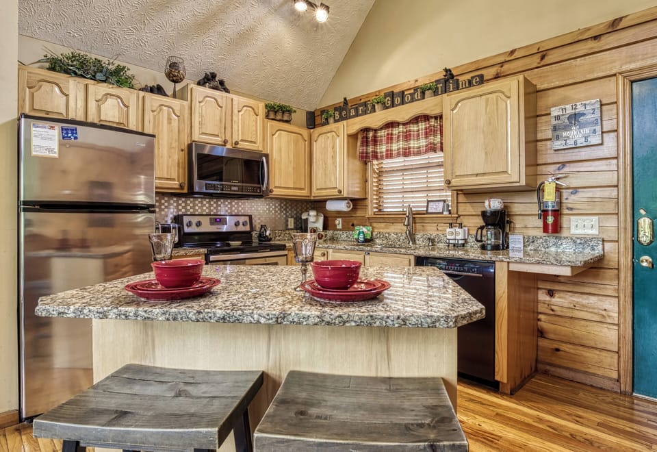 Pigeon Forge Dollywood Cabin "A Beary Good Time" - Kitchen island and kitchen