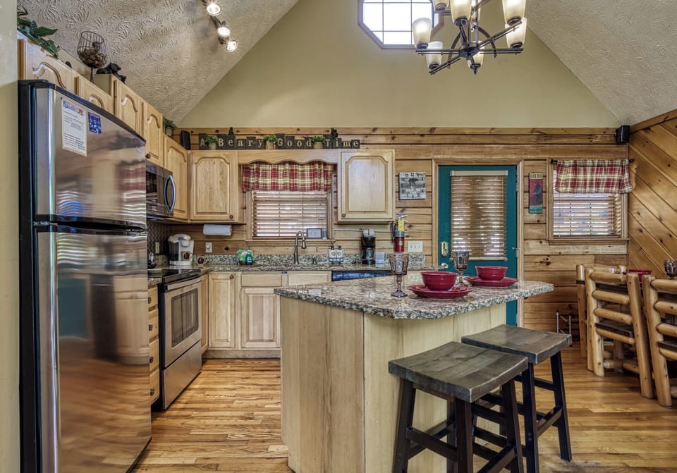 Smoky Mountain Dollywood Cabin "A Beary Good Time" - Fully furnished kitchen with granite countertops
