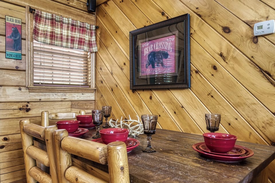 Smoky Mountain Dollywood Cabin "A Beary Good Time" - Dining table
