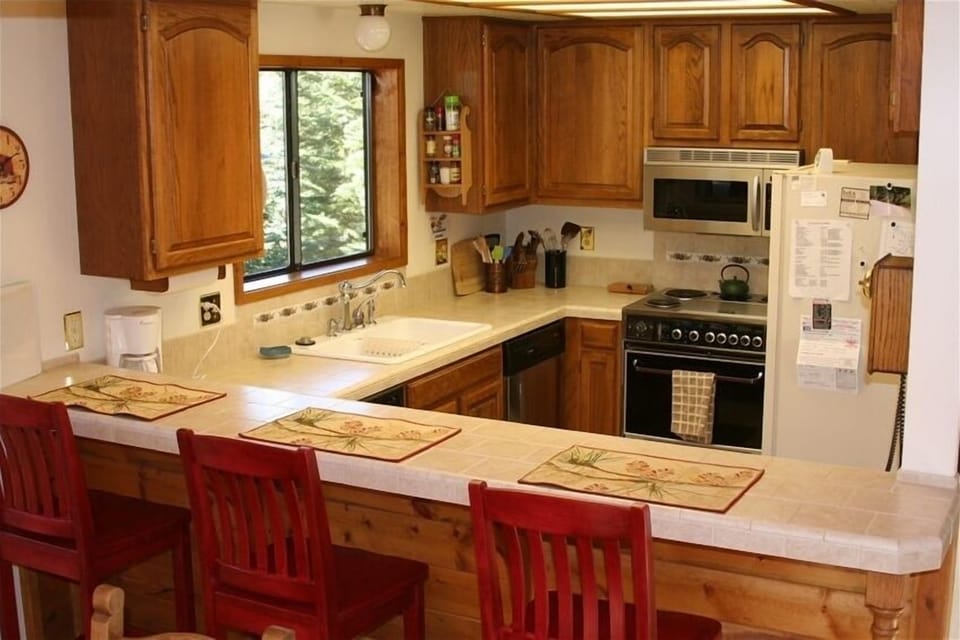 Completely appointed kitchen with breakfast bar