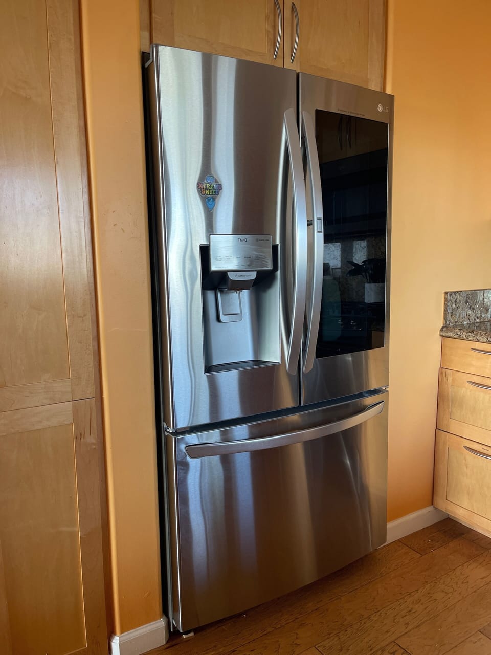  Refrigerator/freezer with dual icemaker 