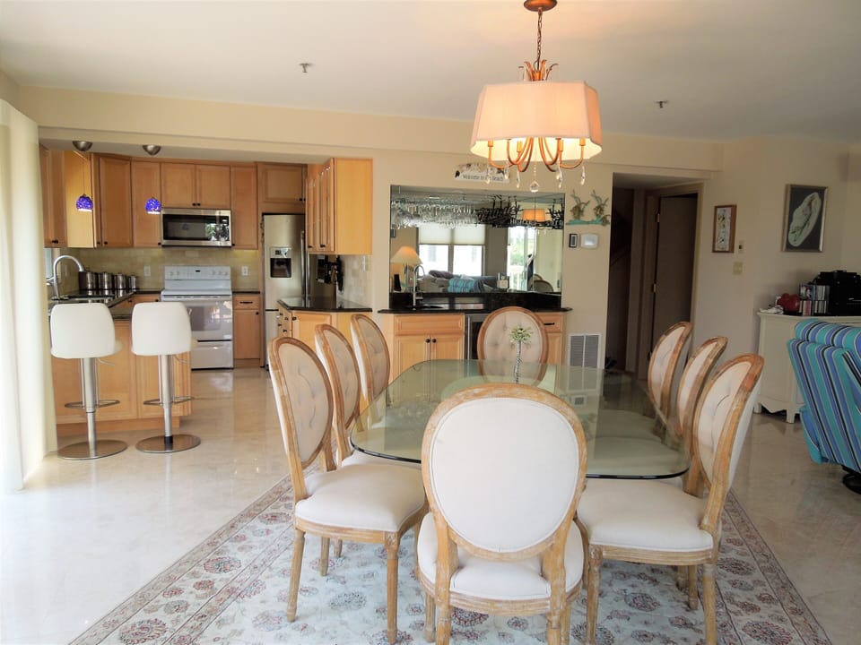 Main floor dining area - seats 8 comfortably