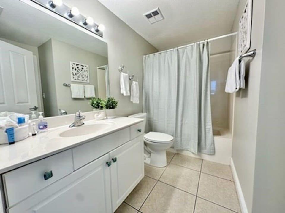 2nd bath with shower tub combo..