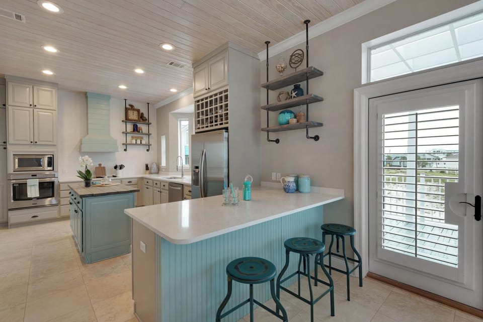 Eat-in kitchen bar