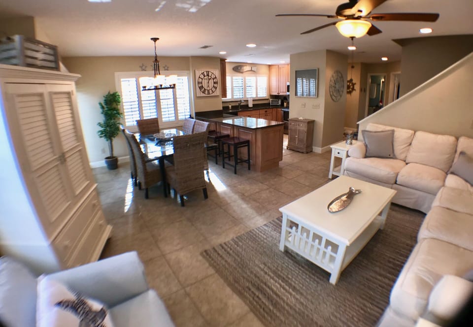 Open Floor Plan
Great for entertaining!