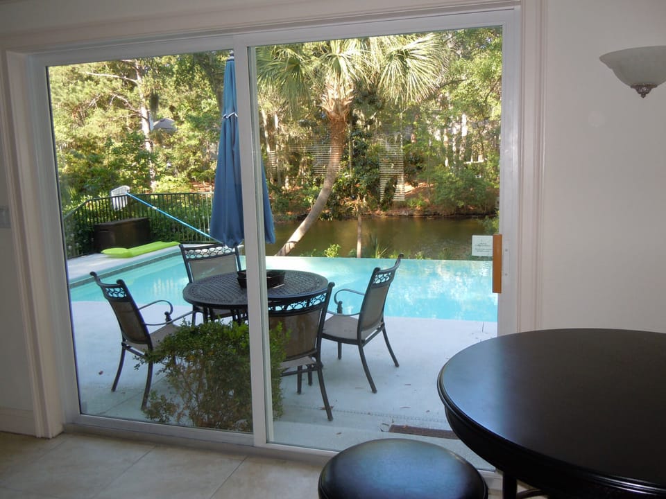 Thomasville outdoor dining for eight with 4 chaise lounges