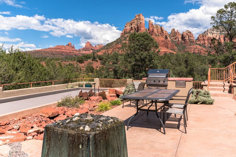 Vista Ridge Sedona common area with two gas grills, dining tables, water feature