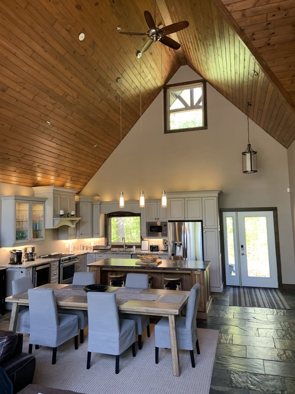 10 guests dinning table.
