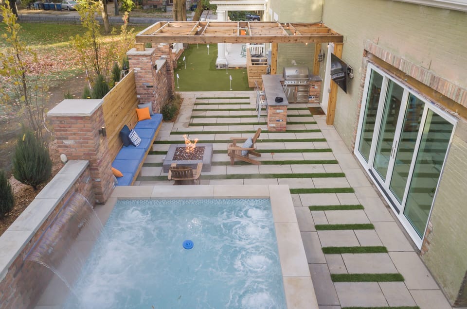 *Please note there is a $400 fee for use of the pool/spa, avail April-November.