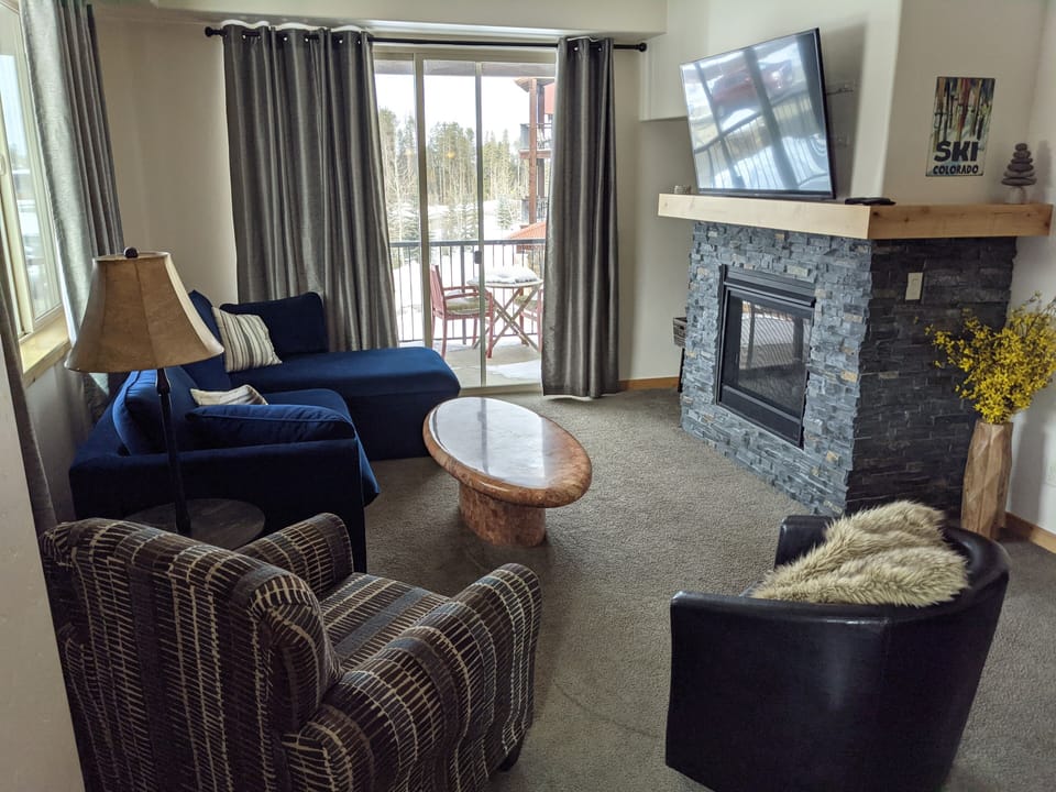 Family room with flat screen TV.  Views of Hideaway Park.  Queen Sleepersofa 