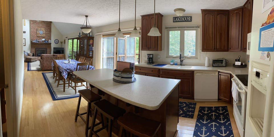 Open kitchen, dining and living room, great space to all be together!