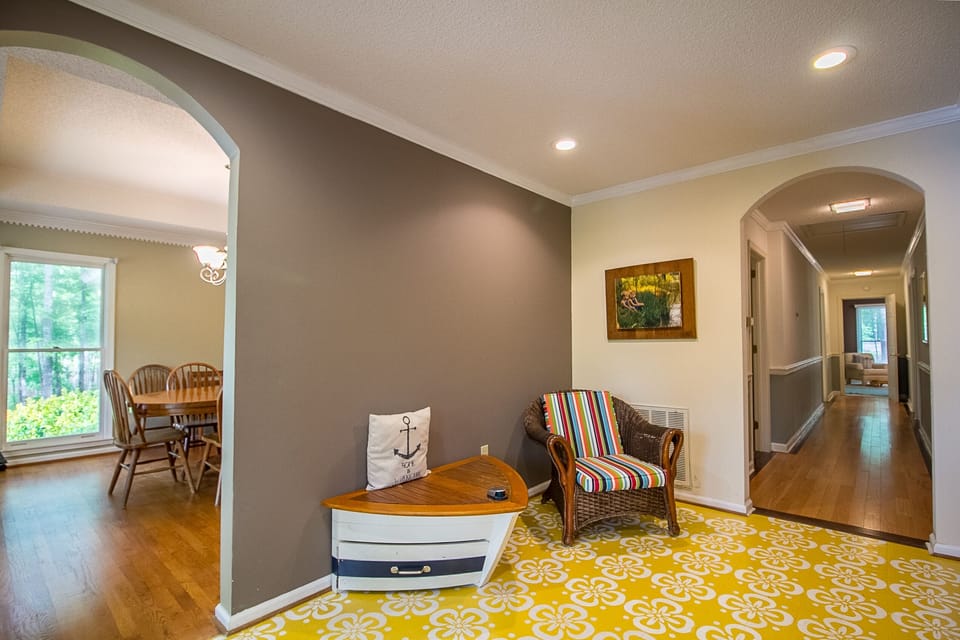 Foyer leading to two guest bedroom  (rt)
dinning room (left)  