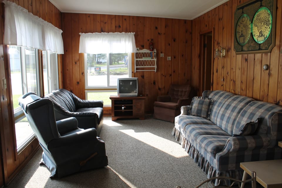 livingroom with cable tv