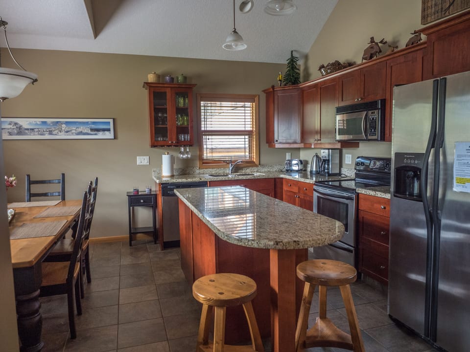 Kitchen & Dining Area