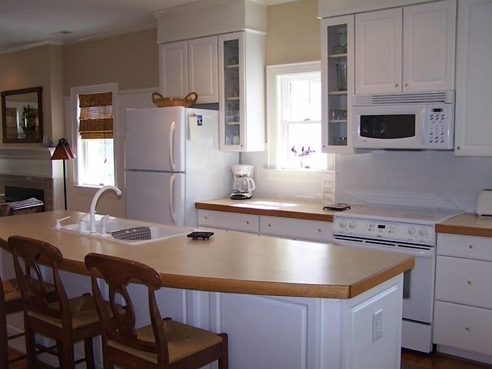 The kitchen offers all of the amenities that you need to feel at home. 