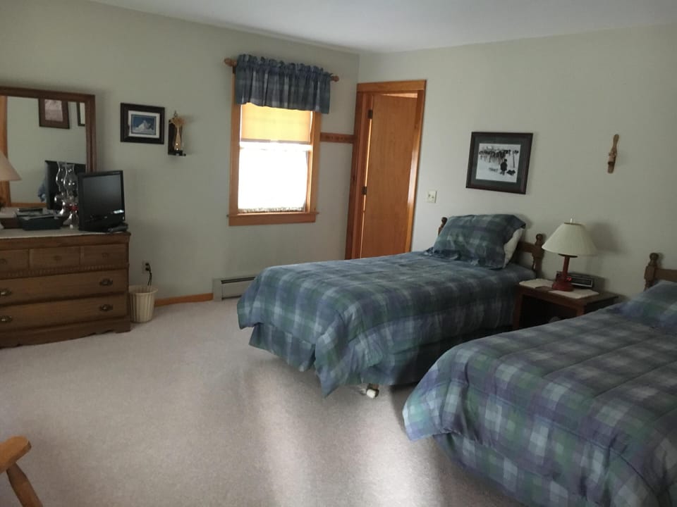 2nd Fl Bedroom w/TV right off living area access to 2nd bathroom