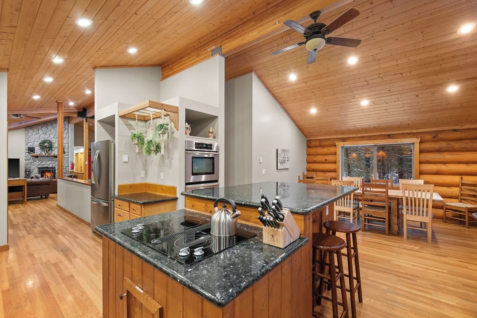 Double ovens, Island with seating for 6, and plenty of space to spread out.