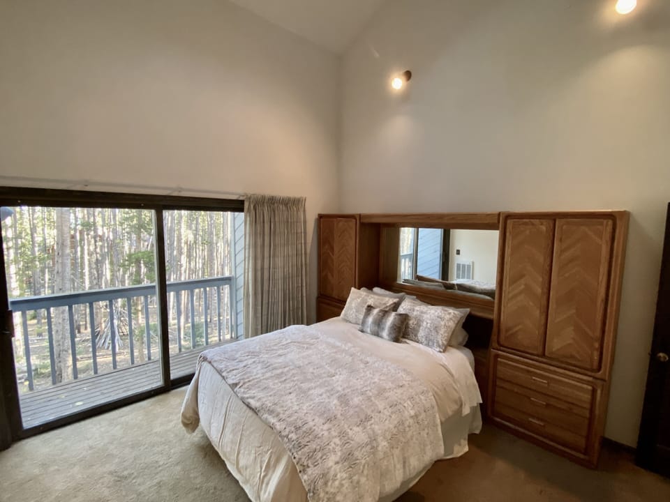 Master bedroom, queen bed, Main level