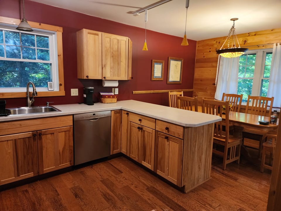 Kitchen area, dining table (with leaf)