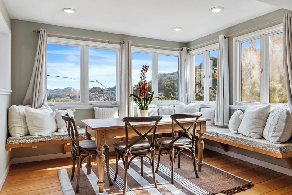 Cozy nook with panoramic views
