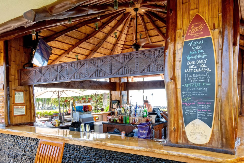 Drink a Hawaiian cocktail or have a beer at the pool bar overlooking the ocean.