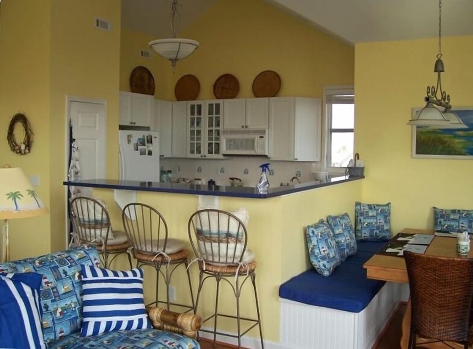 Banquette/table seats 6-7 with room for 3 more at breakfast bar