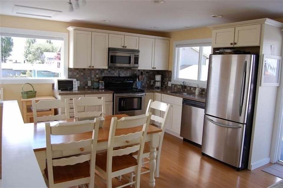 Prepare your meals with the conveniences of home with ocean and Mt. views