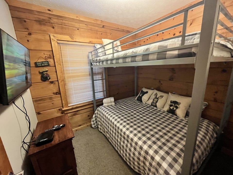 Main level bunk bed room with full over full beds