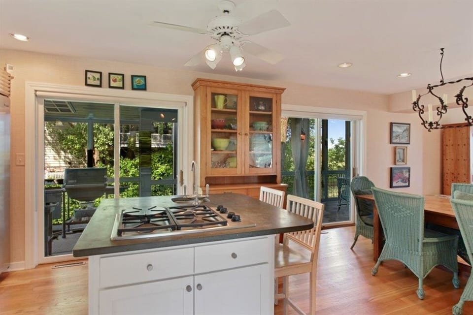 Full eat in kitchen 